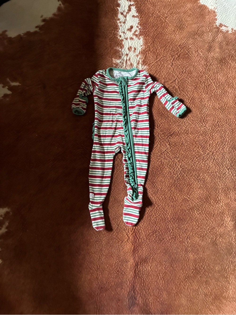Ruffle Butts zipper sleeper
size 0/3 month